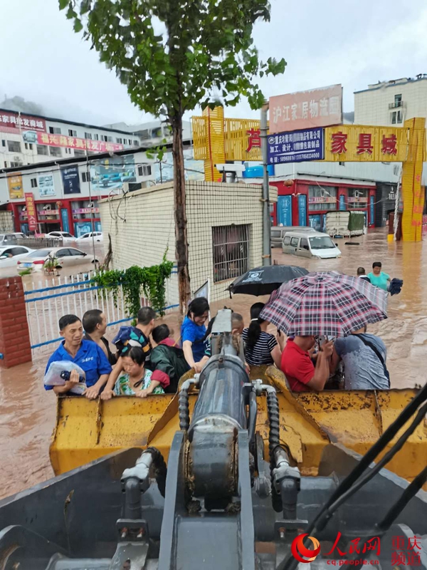 人民網報道：“我們是附近修路的央企，莫慌！”                                                                                                                                                                                             