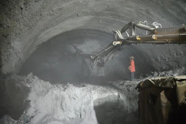 光明網報道：已掘進8.3公里！全長11.77公里的東天山特長隧道建設進展順利                                                                                                                                                             